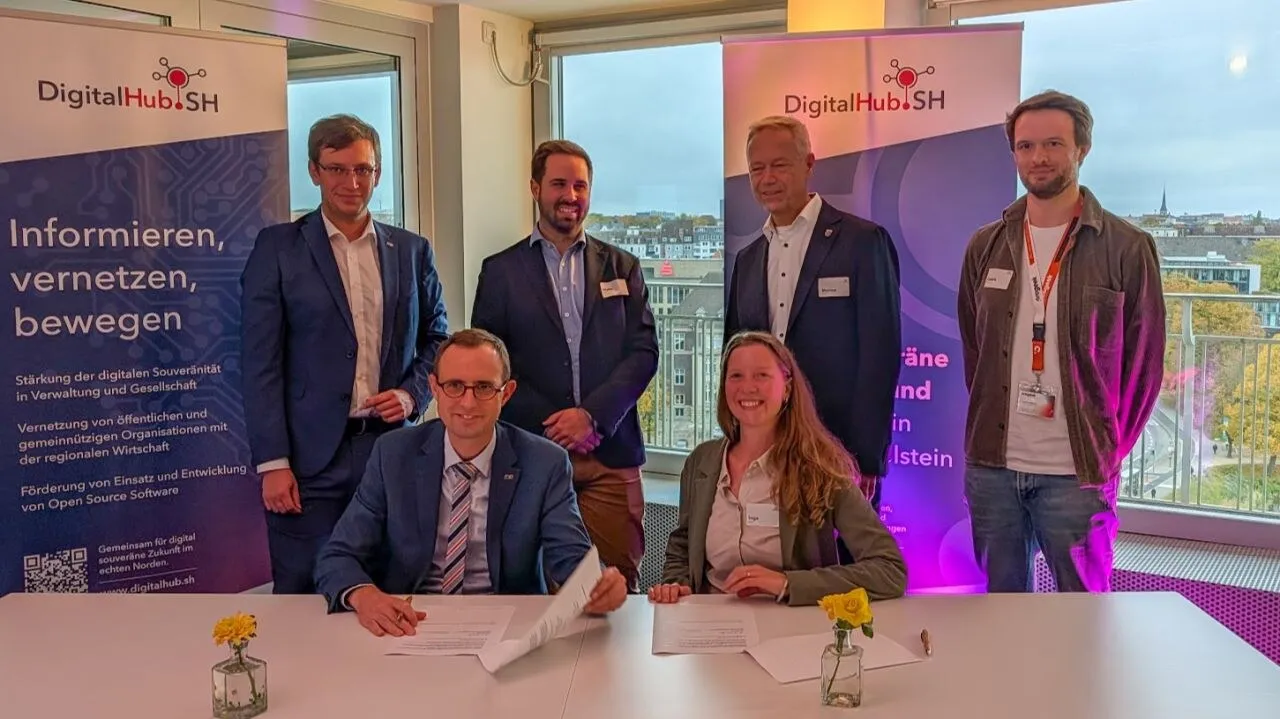 Signing the cooperation contracts at the Innopier in Kiel